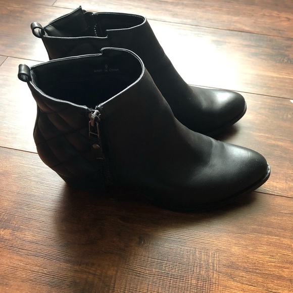 Steve Madden black booties. - Picture 5 of 7